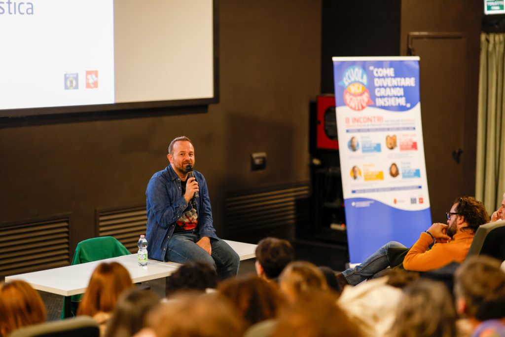 Enrico Galiano, esperto in educazione, relatore all'evento della Scuola Dei Genitori a Camaiore.