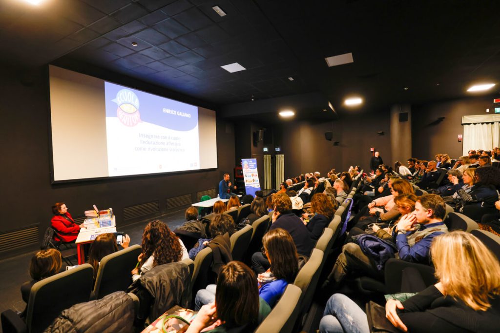 Enrico Galiano, esperto in educazione, relatore all'evento della Scuola Dei Genitori a Camaiore.