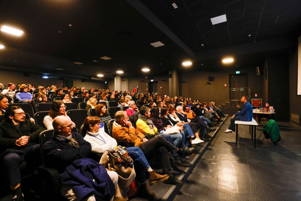 Enrico Galiano, esperto in educazione, relatore all'evento della Scuola Dei Genitori a Camaiore.