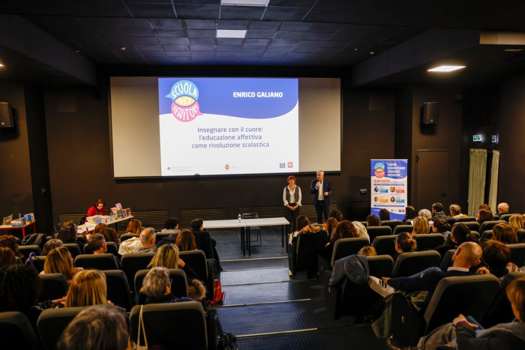Enrico Galiano, esperto in educazione, relatore all'evento della Scuola Dei Genitori a Camaiore.