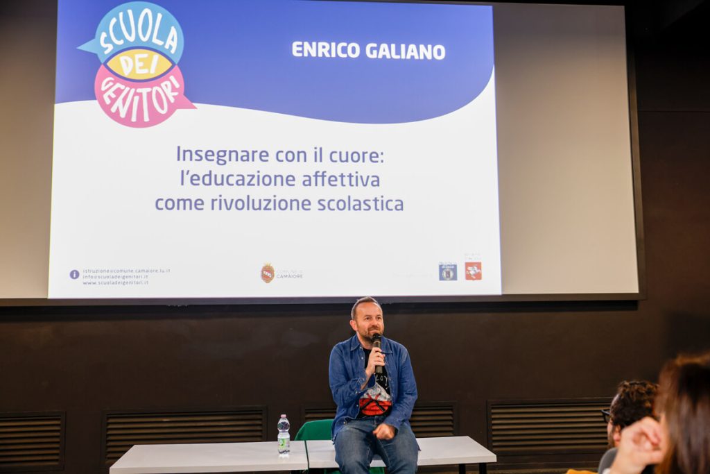 Enrico Galiano, esperto in educazione, relatore all'evento della Scuola Dei Genitori a Camaiore.