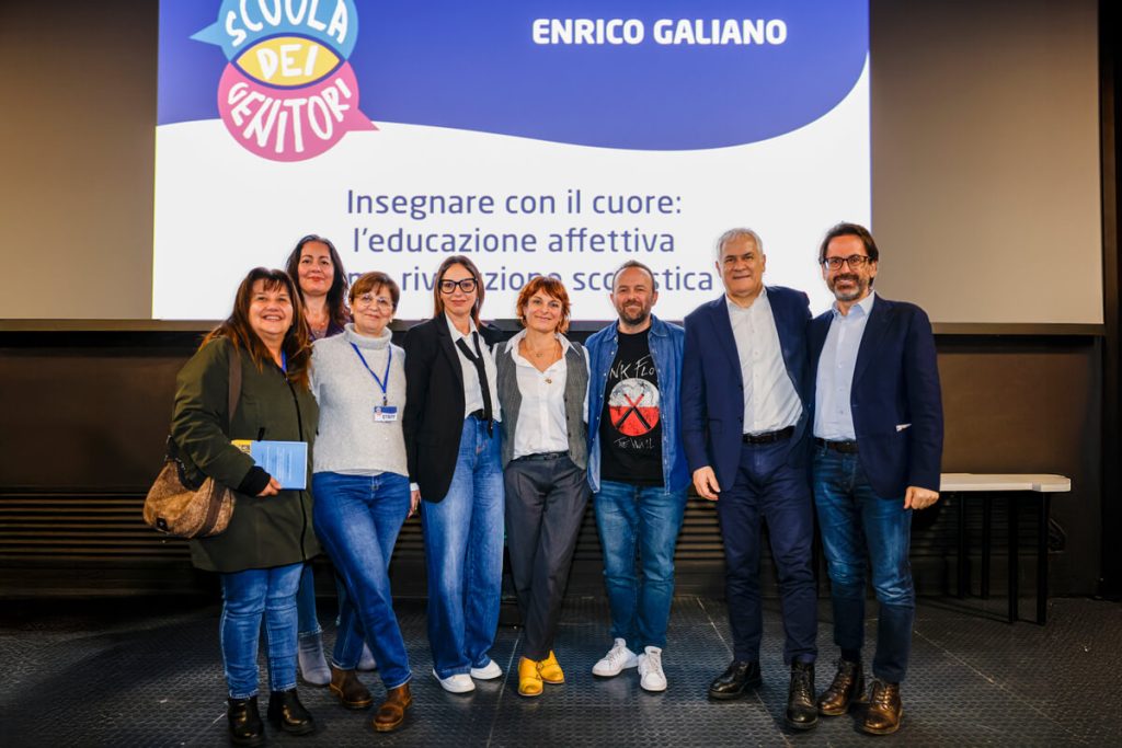 Enrico Galiano, esperto in educazione, relatore all'evento della Scuola Dei Genitori a Camaiore.